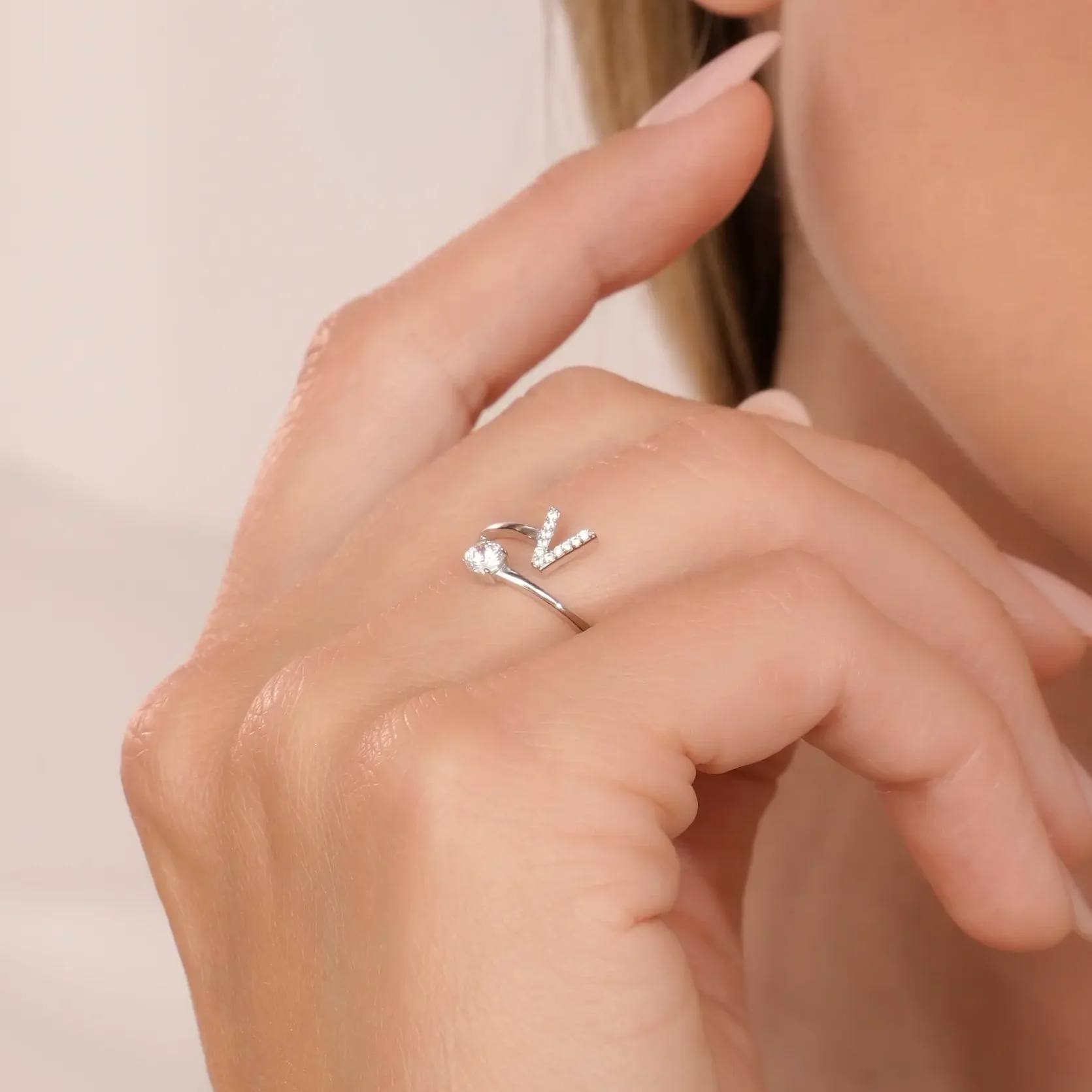 Anillo Letra V Crystal - S-10034 - Foto 3